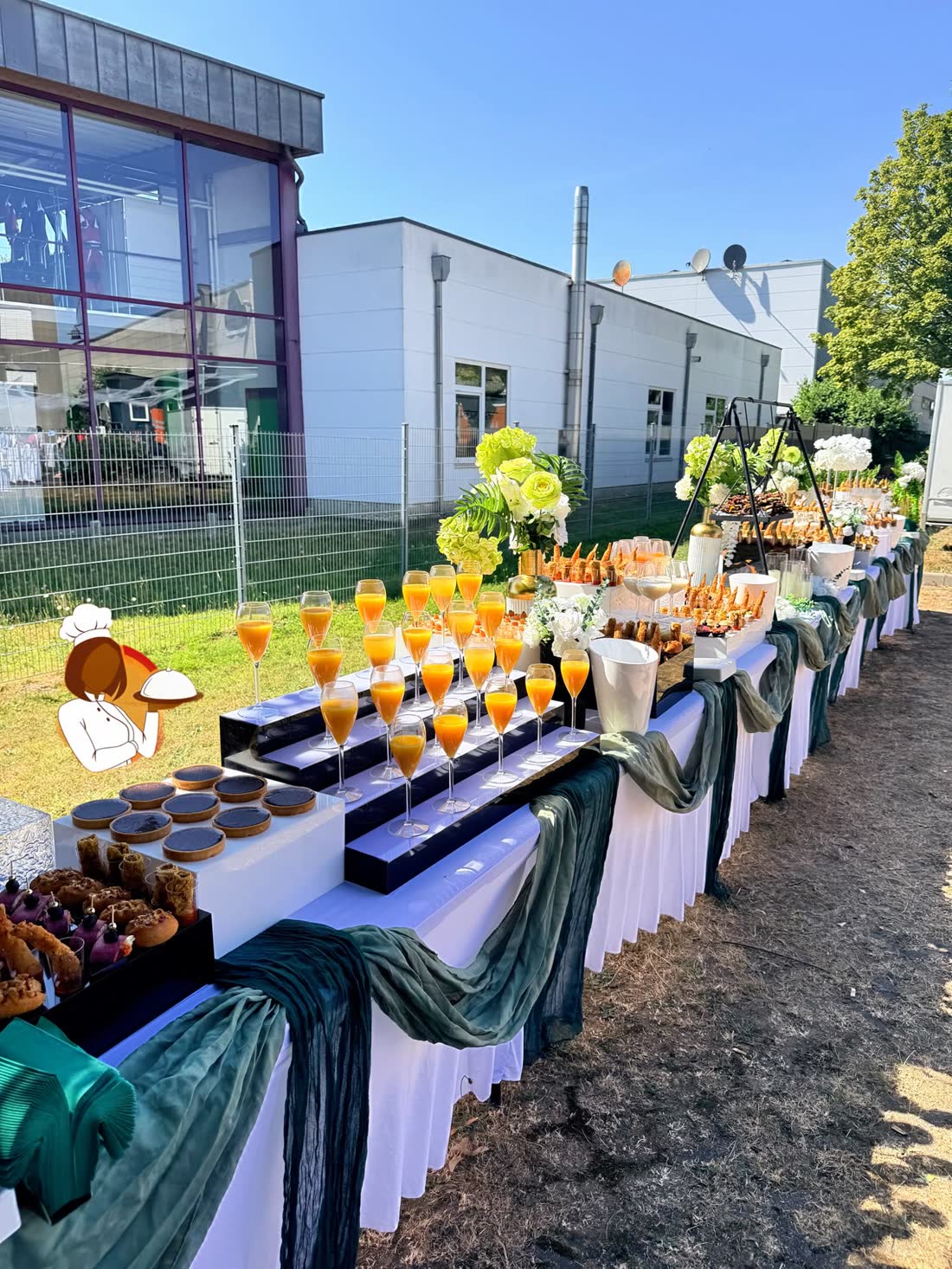 Long buffet en plein air décoré de fleurs