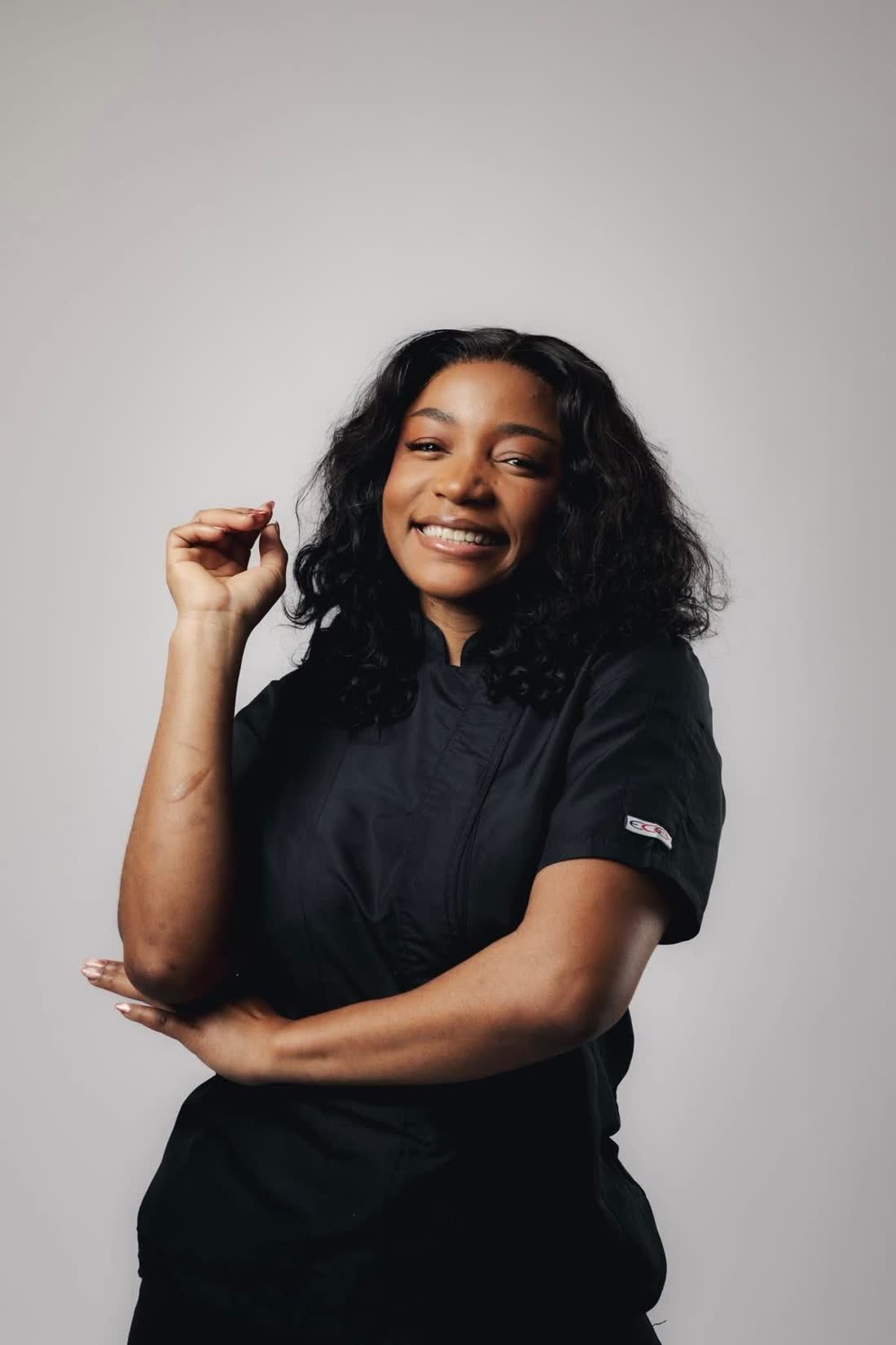 Pao, cheffe et fondatrice de Tata Pao, en veste de cuisine noire