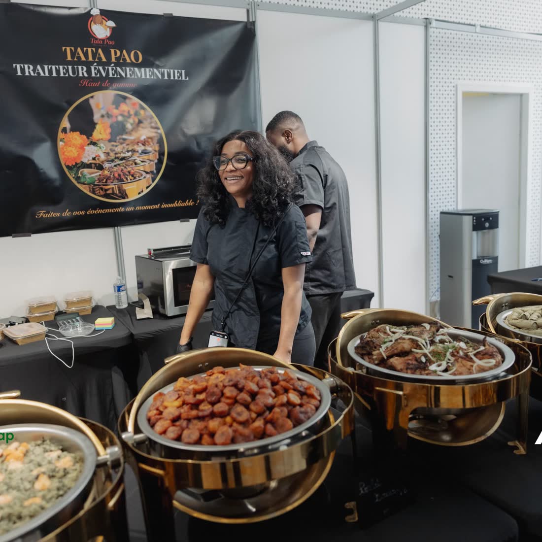 Le stand Tata Pao avec ses chauffe-plats dorés